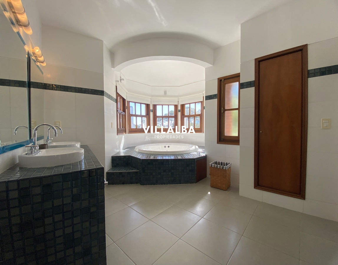 Casa ID.3584 - Punta del Este, gran residencia en mansa, 6 dormitorios y piscina climatizada.