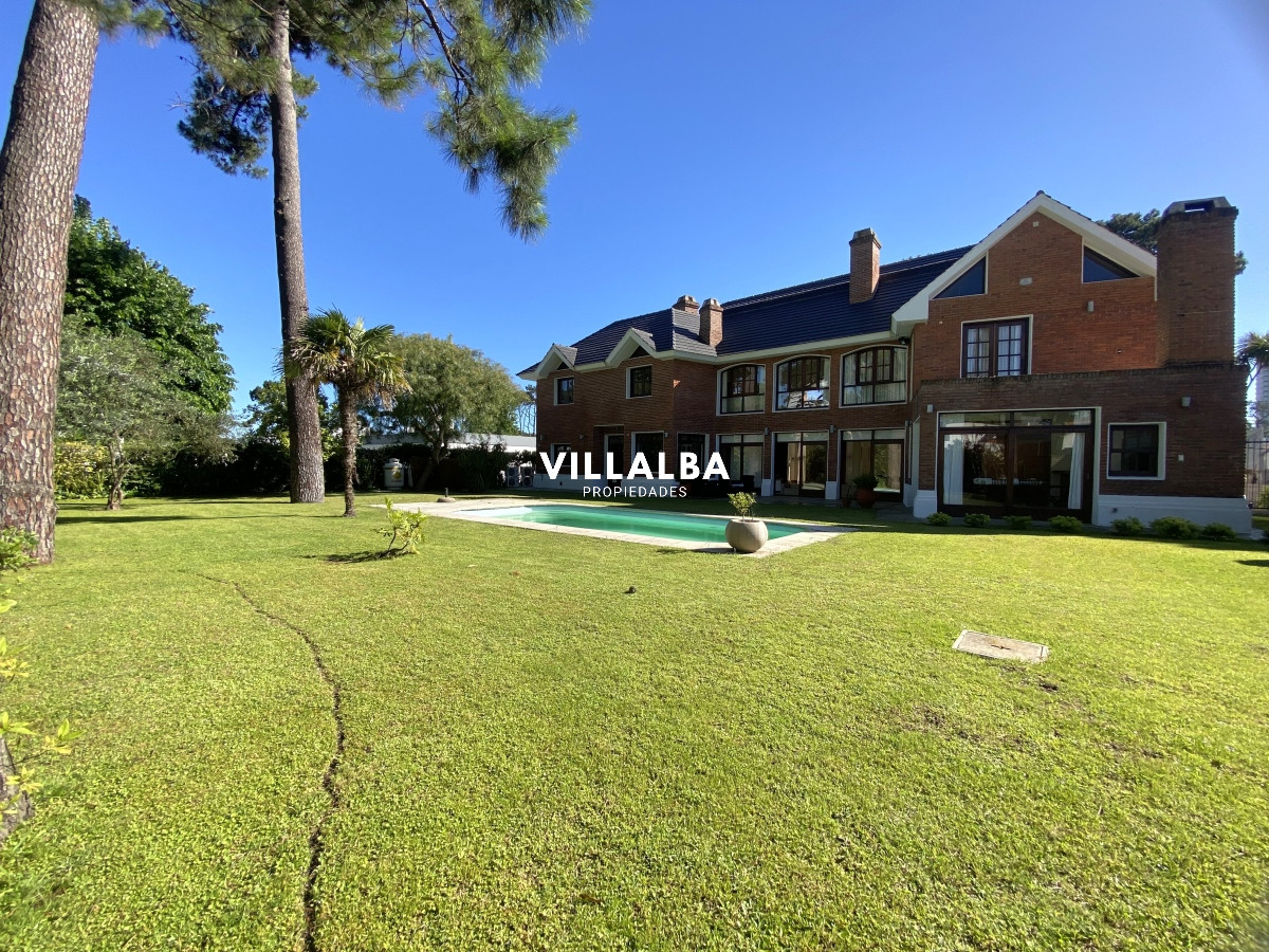 Casa ID.3584 - Punta del Este, gran residencia en mansa, 6 dormitorios y piscina climatizada.