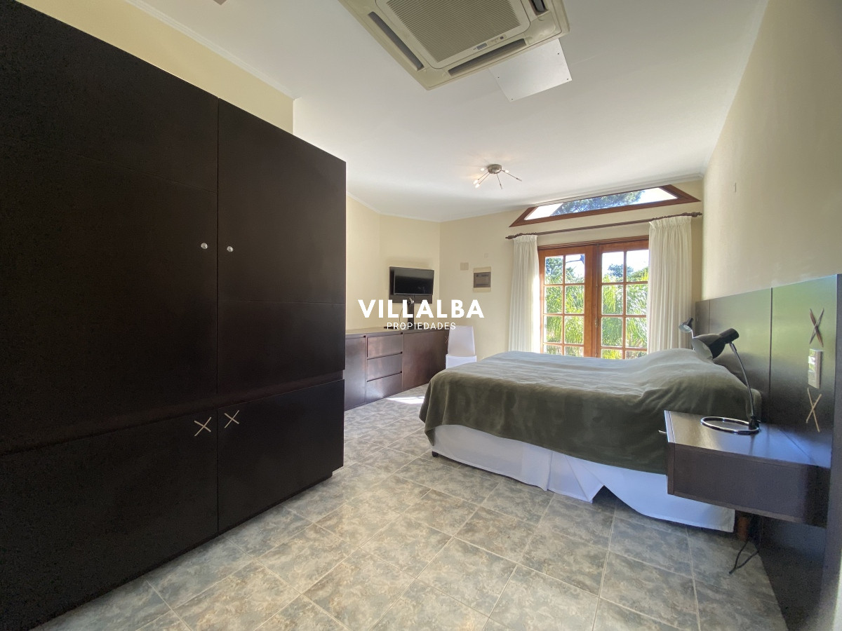 Casa ID.3584 - Punta del Este, gran residencia en mansa, 6 dormitorios y piscina climatizada.