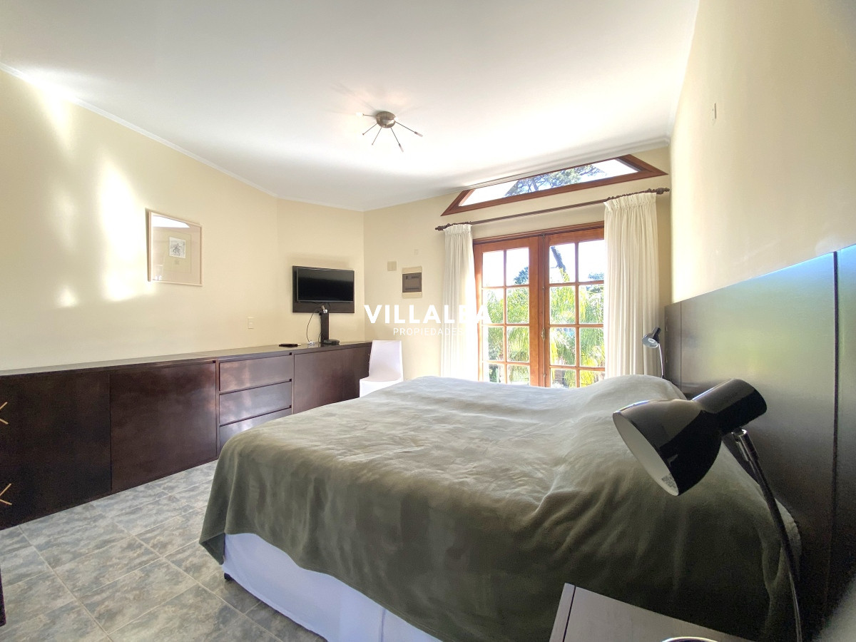 Casa ID.3584 - Punta del Este, gran residencia en mansa, 6 dormitorios y piscina climatizada.