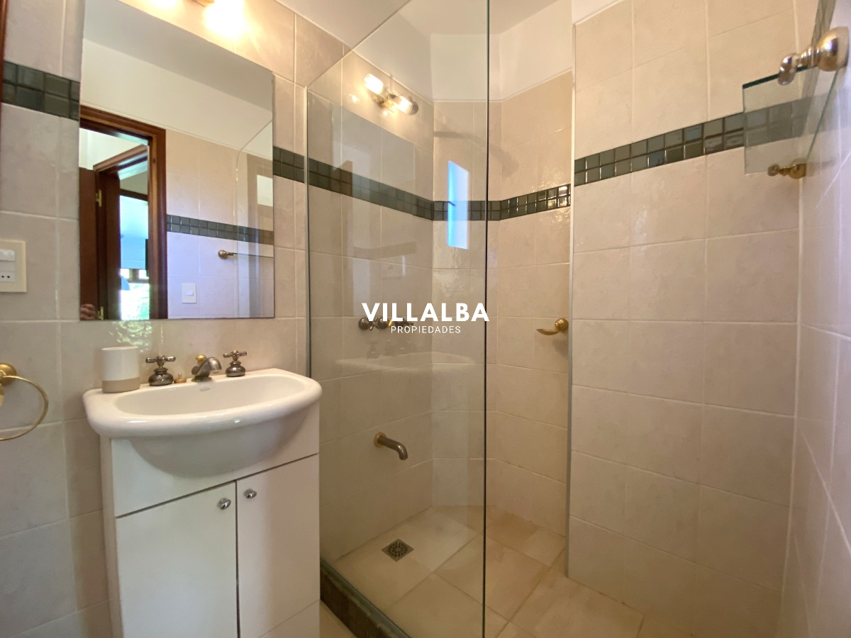 Casa ID.3584 - Punta del Este, gran residencia en mansa, 6 dormitorios y piscina climatizada.