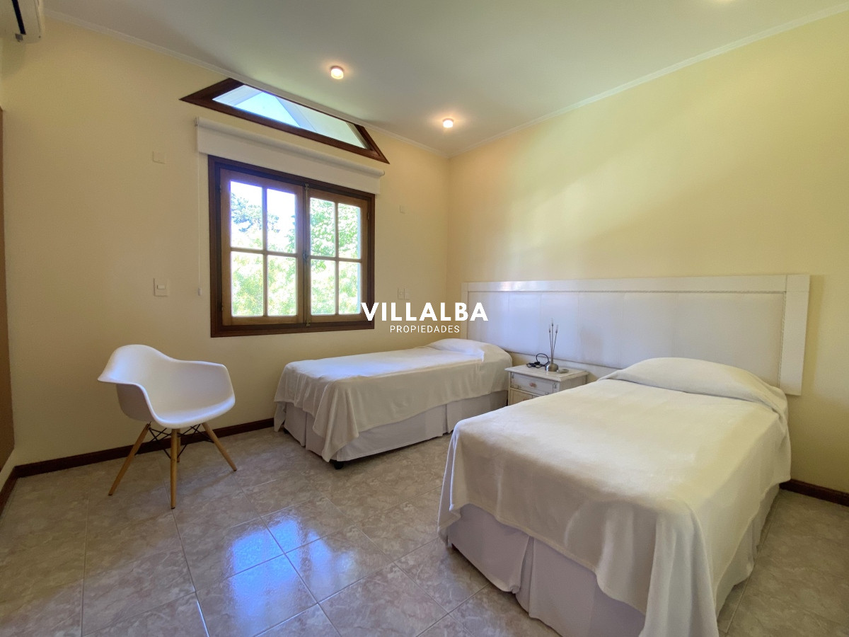 Casa ID.3584 - Punta del Este, gran residencia en mansa, 6 dormitorios y piscina climatizada.