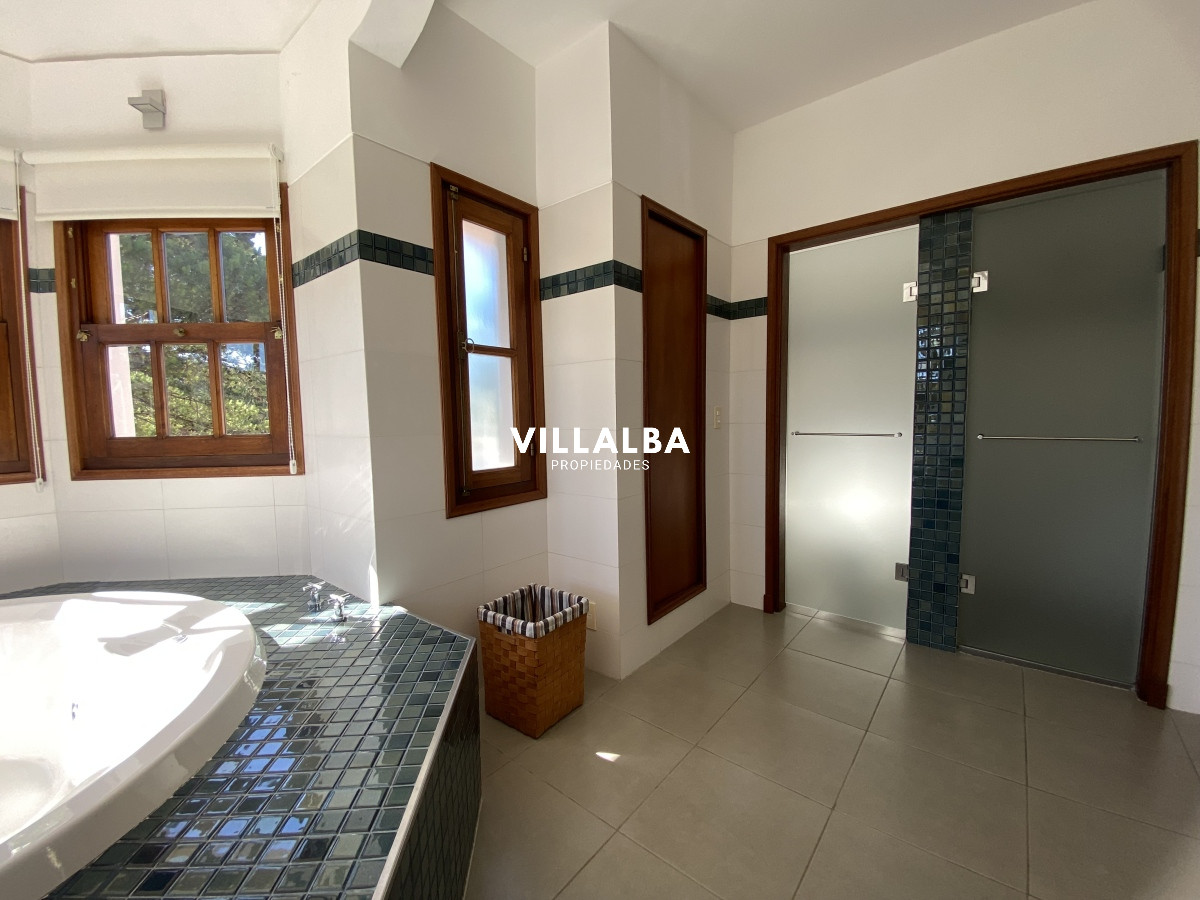 Casa ID.3584 - Punta del Este, gran residencia en mansa, 6 dormitorios y piscina climatizada.