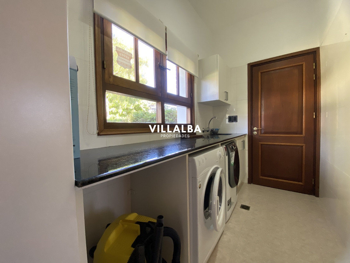 Casa ID.3584 - Punta del Este, gran residencia en mansa, 6 dormitorios y piscina climatizada.