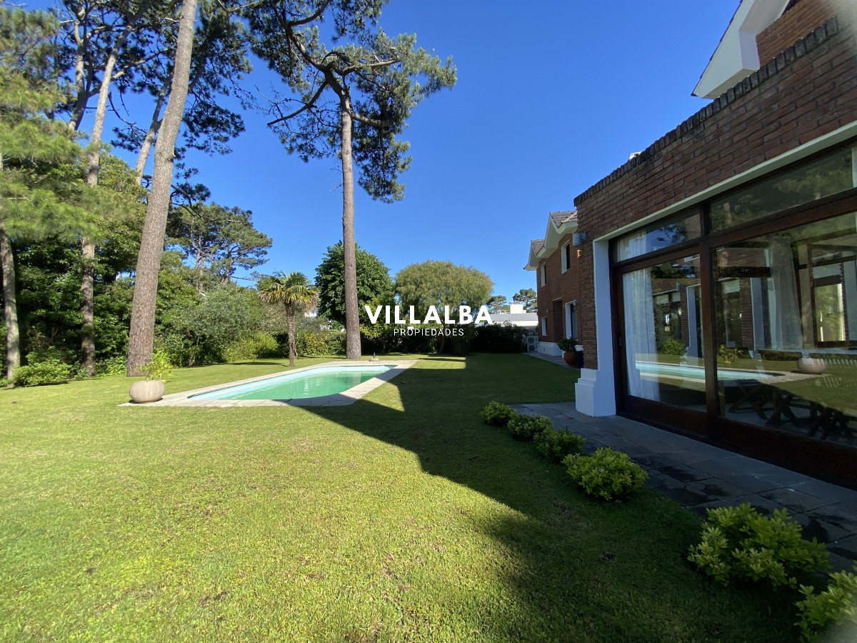 Casa ID.3584 - Punta del Este, gran residencia en mansa, 6 dormitorios y piscina climatizada.
