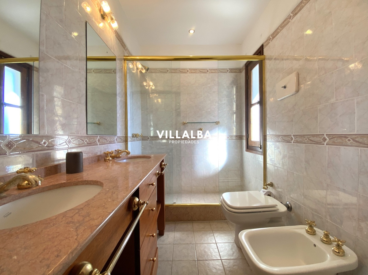 Casa ID.3584 - Punta del Este, gran residencia en mansa, 6 dormitorios y piscina climatizada.