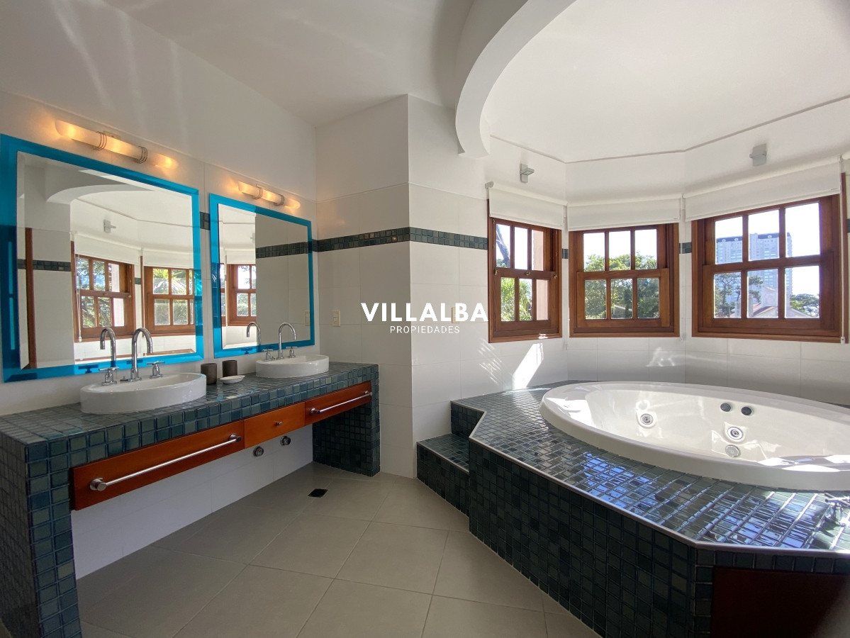 Casa ID.3584 - Punta del Este, gran residencia en mansa, 6 dormitorios y piscina climatizada.