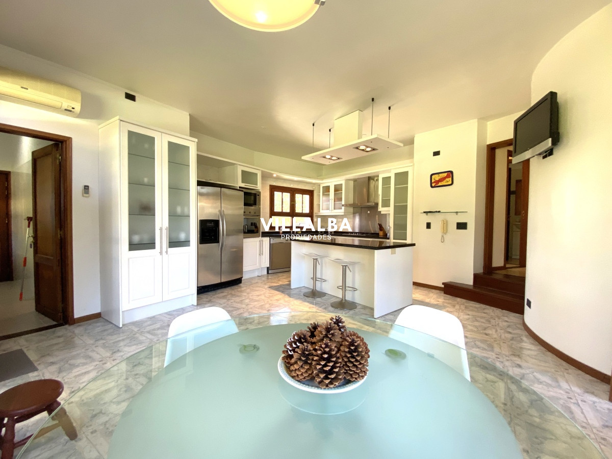 Casa ID.3584 - Punta del Este, gran residencia en mansa, 6 dormitorios y piscina climatizada.