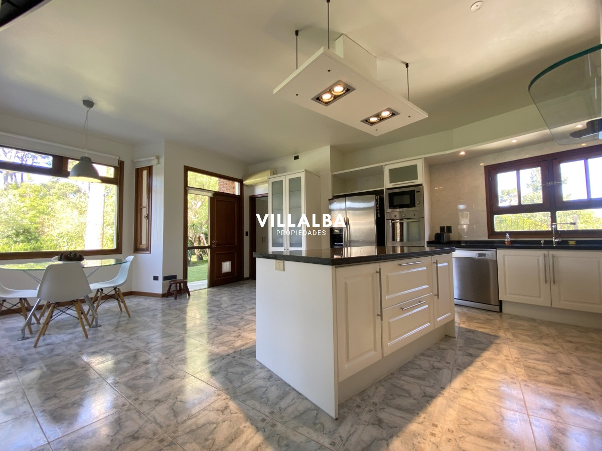 Casa ID.3584 - Punta del Este, gran residencia en mansa, 6 dormitorios y piscina climatizada.