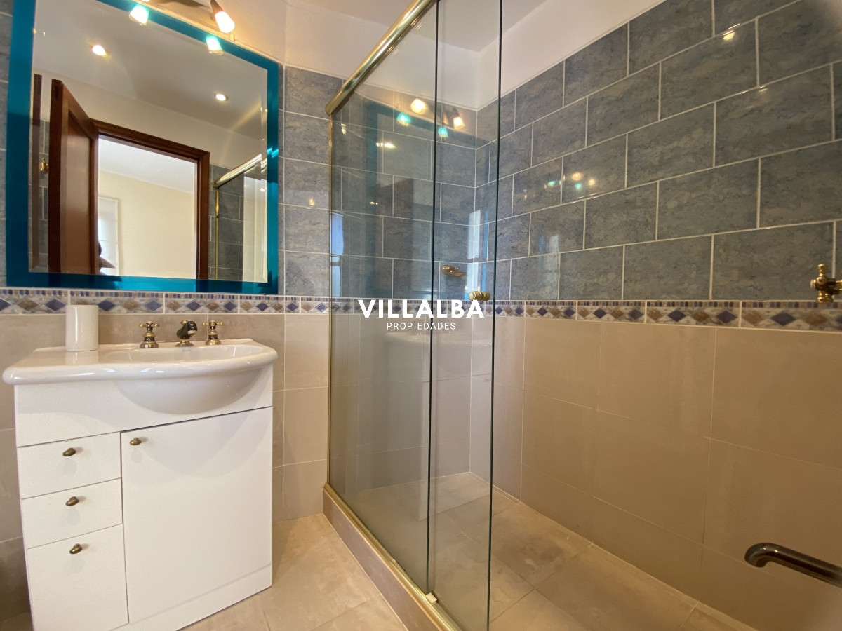 Casa ID.3584 - Punta del Este, gran residencia en mansa, 6 dormitorios y piscina climatizada.