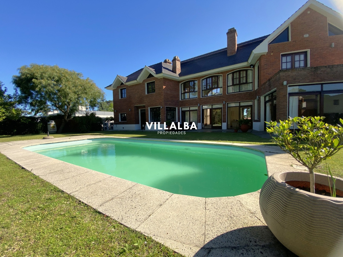 Casa ID.3584 - Punta del Este, gran residencia en mansa, 6 dormitorios y piscina climatizada.