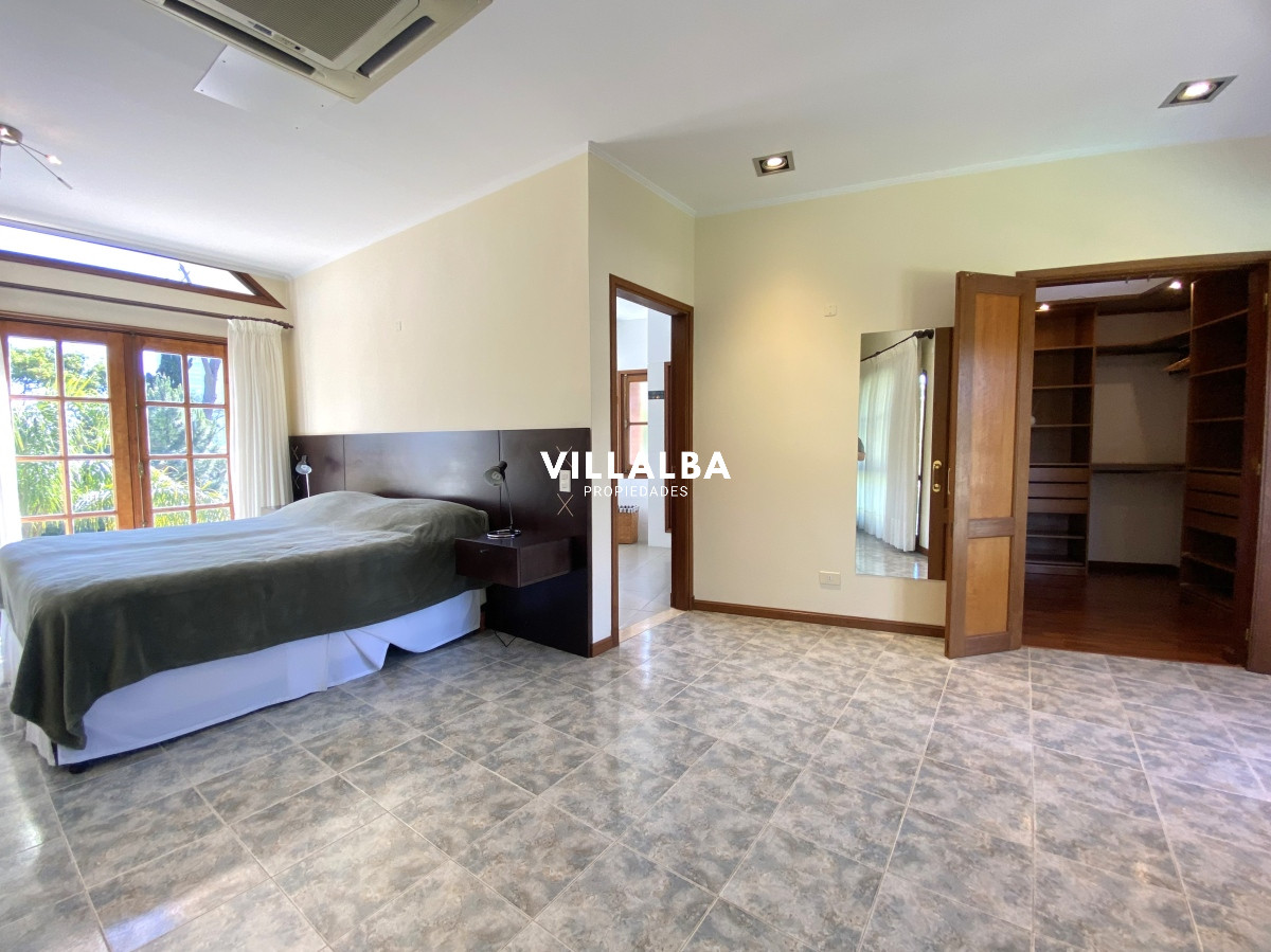 Casa ID.3584 - Punta del Este, gran residencia en mansa, 6 dormitorios y piscina climatizada.