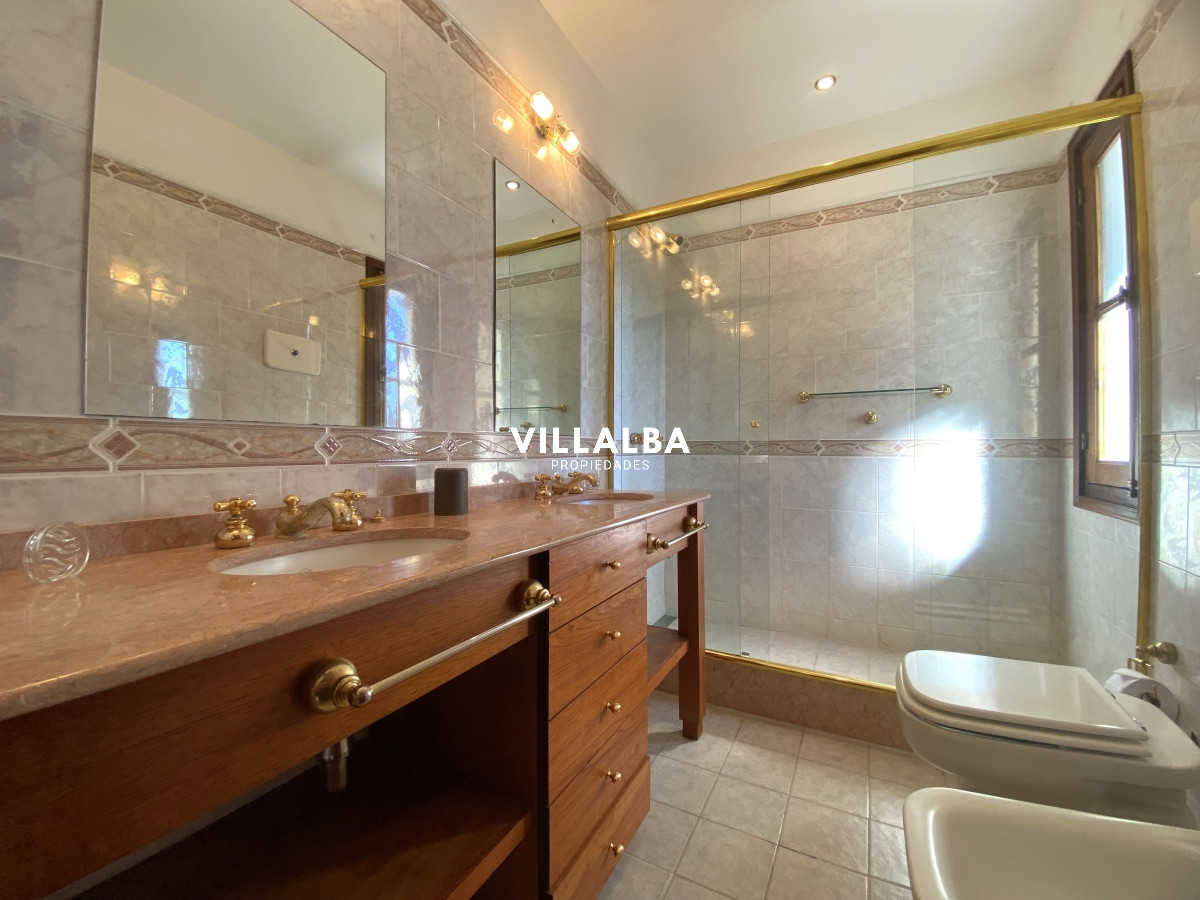 Casa ID.3584 - Punta del Este, gran residencia en mansa, 6 dormitorios y piscina climatizada.