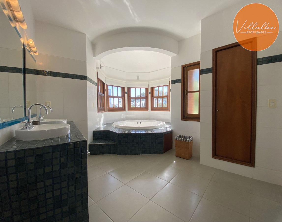 Apartamento ID.3584 - Punta del Este, gran residencia en mansa, 6 dormitorios y piscina climatizada.