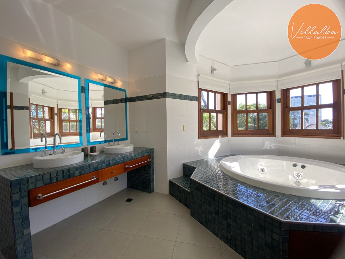 Apartamento ID.3584 - Punta del Este, gran residencia en mansa, 6 dormitorios y piscina climatizada.