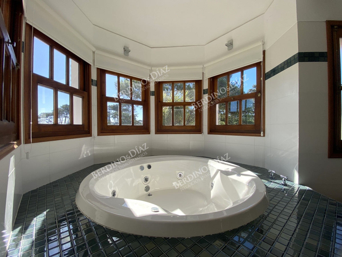 Casa ID.3114 - Punta del Este, gran residencia en mansa, 6 dormitorios y piscina climatizada.