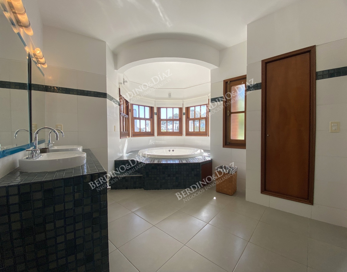 Casa ID.3114 - Punta del Este, gran residencia en mansa, 6 dormitorios y piscina climatizada.