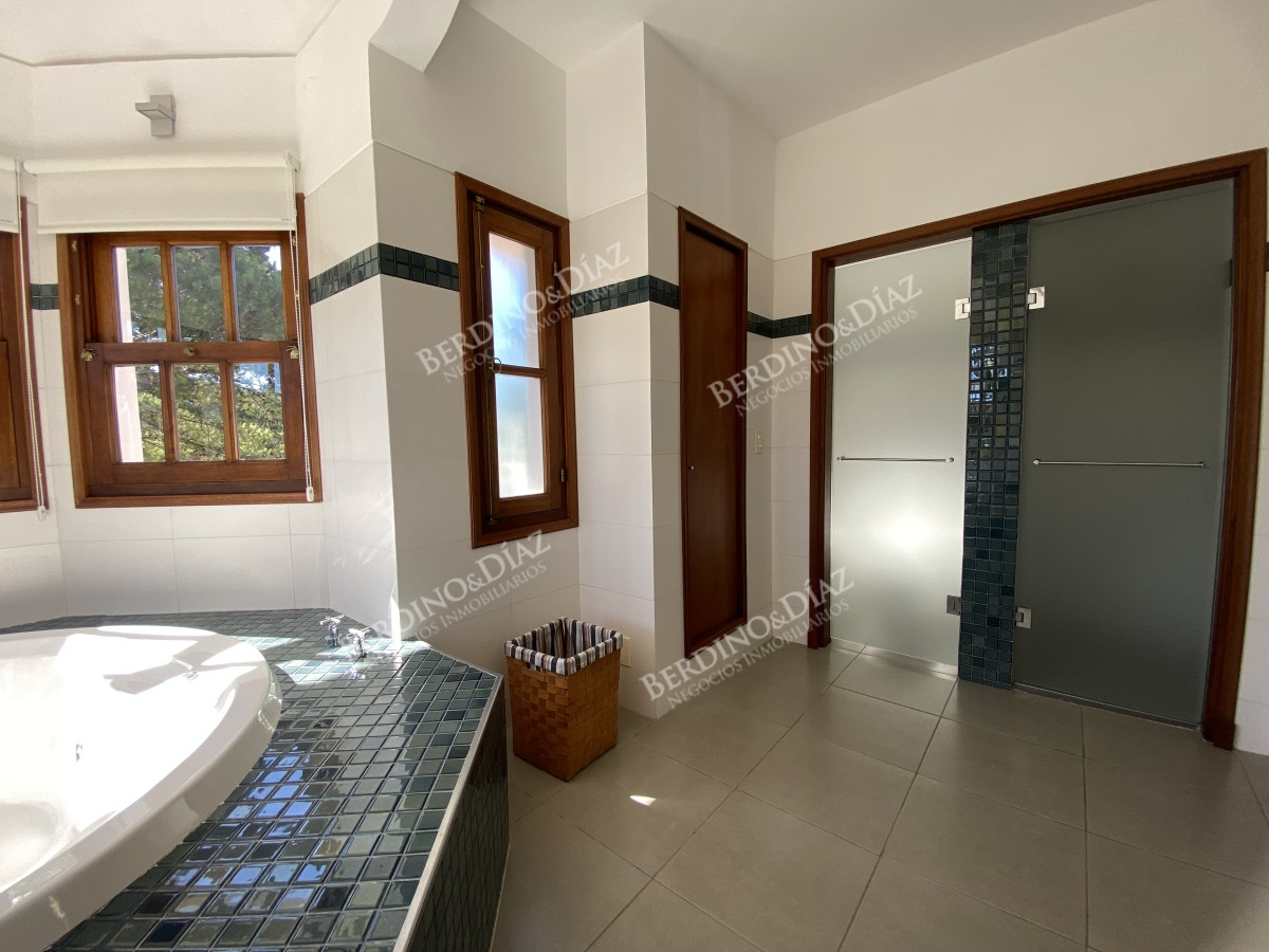 Casa ID.3114 - Punta del Este, gran residencia en mansa, 6 dormitorios y piscina climatizada.