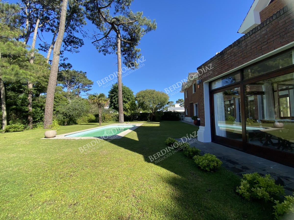 Casa ID.3114 - Punta del Este, gran residencia en mansa, 6 dormitorios y piscina climatizada.