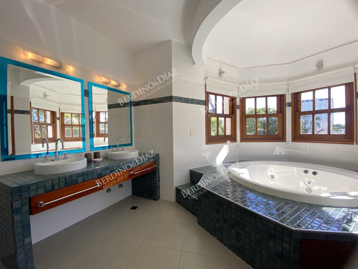 Casa ID.3114 - Punta del Este, gran residencia en mansa, 6 dormitorios y piscina climatizada.