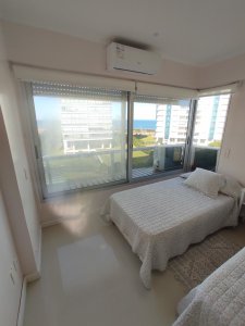 Punta del Este, apartamento en brava de 2 dormitorios y 2 baños con servicios. 