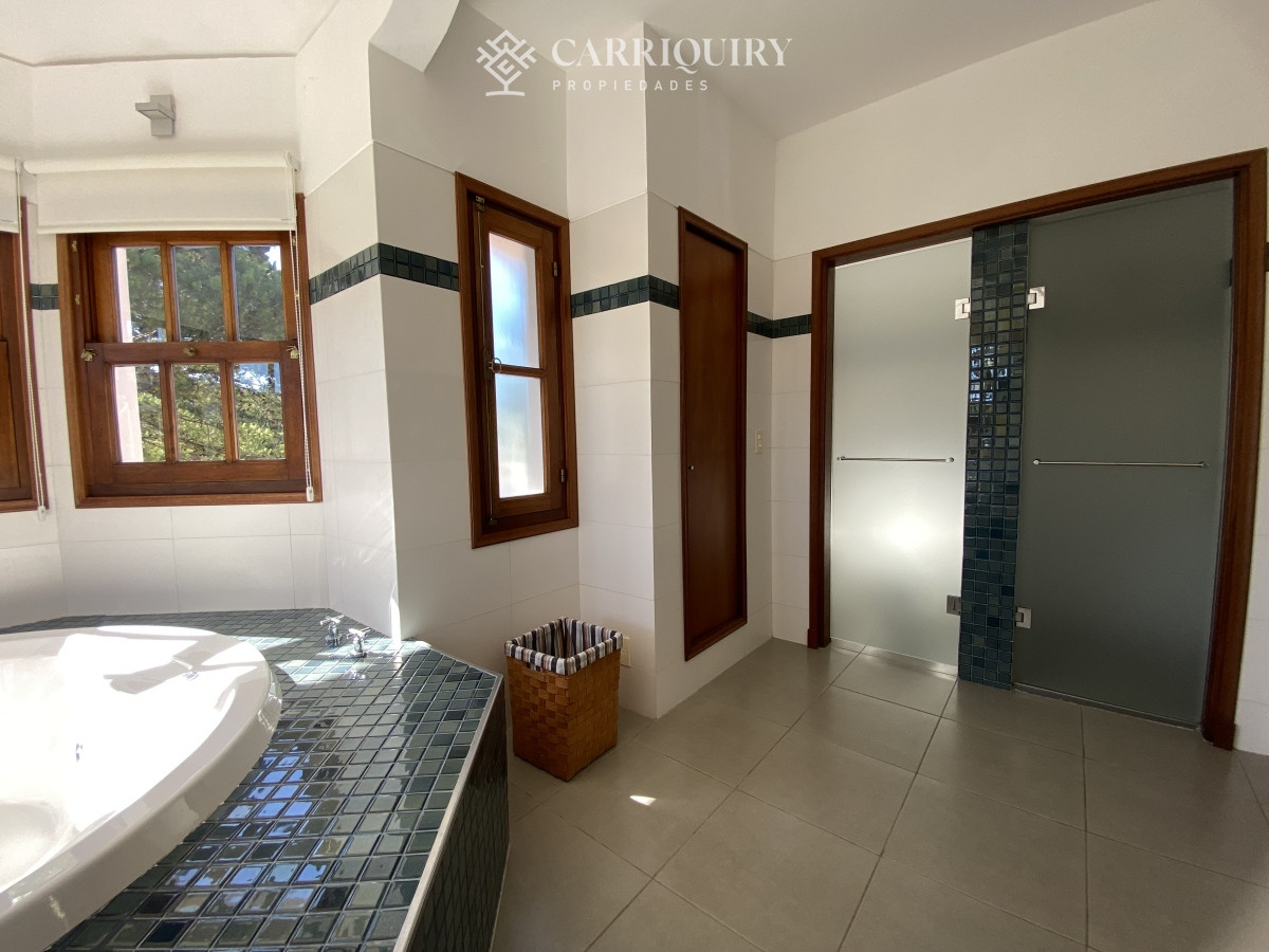 Casa ID.9853 - Punta del Este, gran residencia en mansa, 6 dormitorios y piscina climatizada.