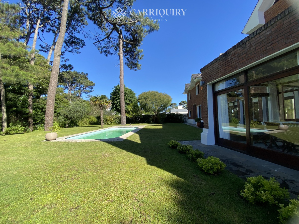 Casa ID.9853 - Punta del Este, gran residencia en mansa, 6 dormitorios y piscina climatizada.
