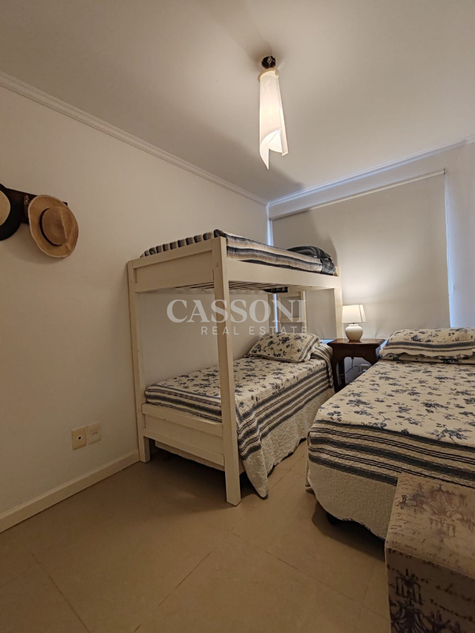 Apartamento ID.202 - Punta del este, Península, departamento de 2 dormitorios con piscina, terraza y cochera.