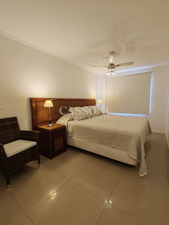 Apartamento ID.202 - Punta del este, Península, departamento de 2 dormitorios con piscina, terraza y cochera.
