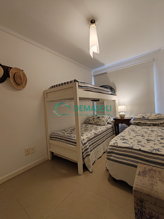 Apartamento ID.962 - Punta del este, Península, departamento de 2 dormitorios con piscina, terraza y cochera.