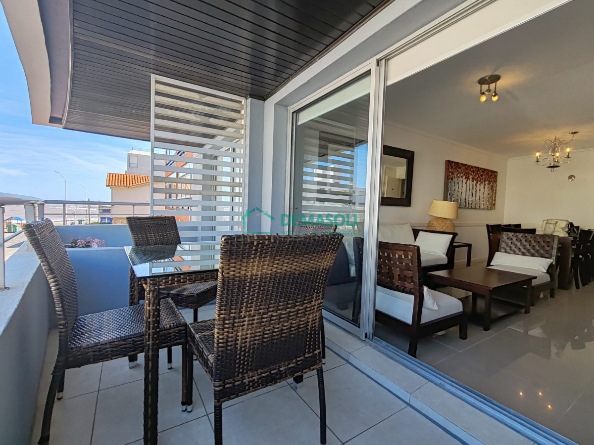 Apartamento ID.962 - Punta del este, Península, departamento de 2 dormitorios con piscina, terraza y cochera.