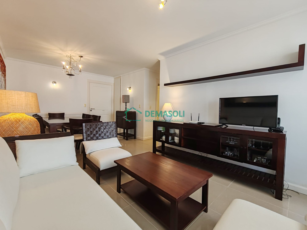 Apartamento ID.962 - Punta del este, Península, departamento de 2 dormitorios con piscina, terraza y cochera.