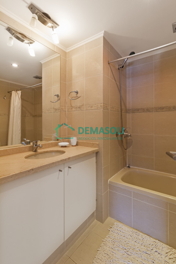 Apartamento ID.962 - Punta del este, Península, departamento de 2 dormitorios con piscina, terraza y cochera.