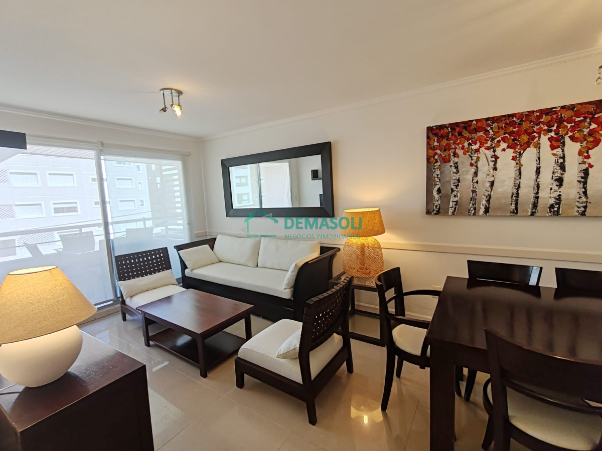 Apartamento ID.962 - Punta del este, Península, departamento de 2 dormitorios con piscina, terraza y cochera.