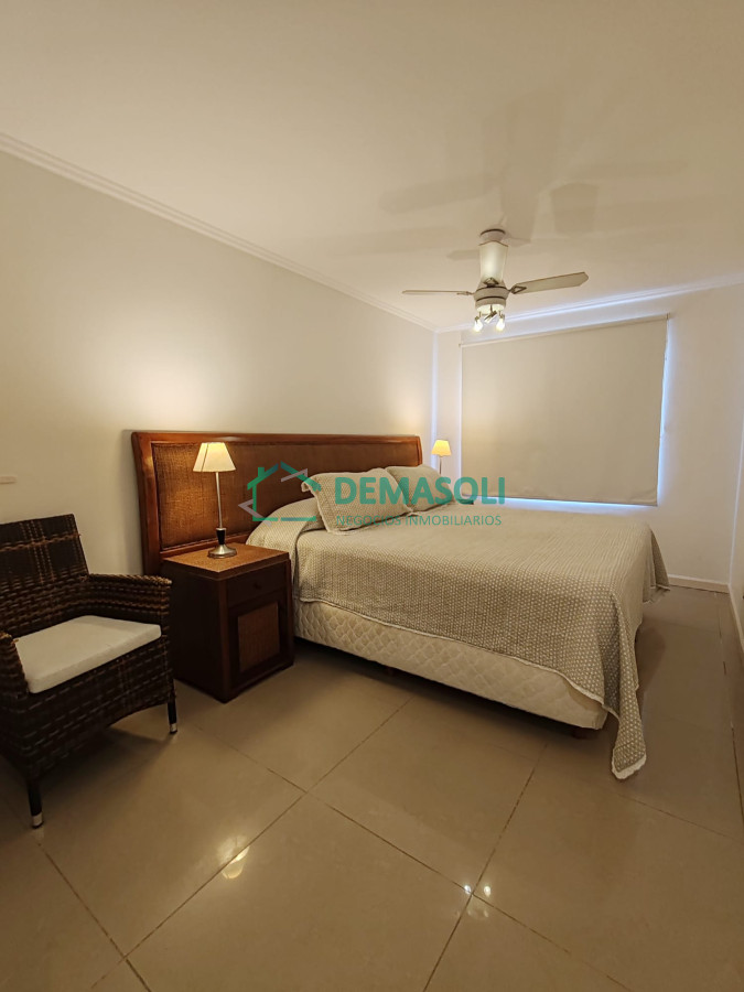 Apartamento ID.962 - Punta del este, Península, departamento de 2 dormitorios con piscina, terraza y cochera.
