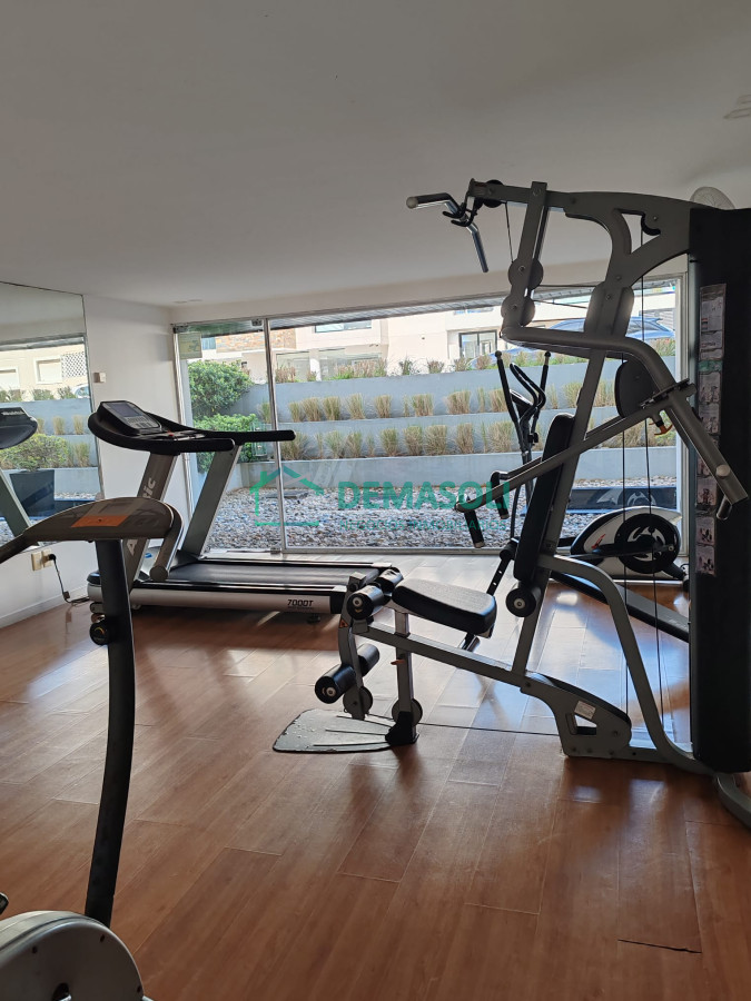 Apartamento ID.962 - Punta del este, Península, departamento de 2 dormitorios con piscina, terraza y cochera.