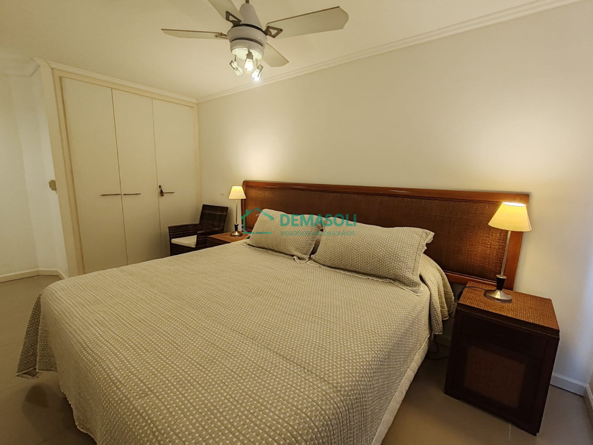 Apartamento ID.962 - Punta del este, Península, departamento de 2 dormitorios con piscina, terraza y cochera.