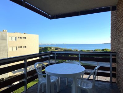 Punta del Este, apartamento frente al mar con terraza amplia y vista directa al mar