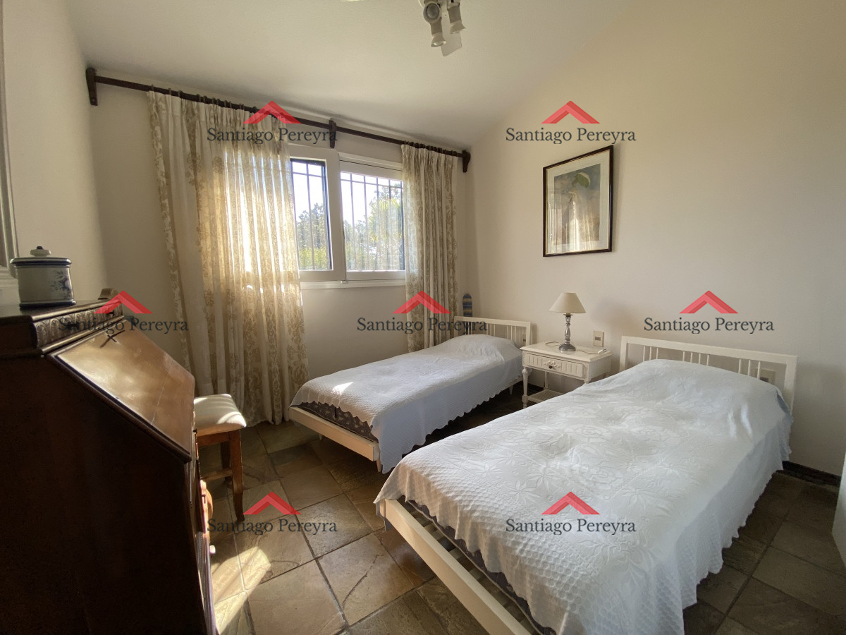 Casa ID.14804 - Punta del Este, importante residencia con piscina y cancha de paddle
