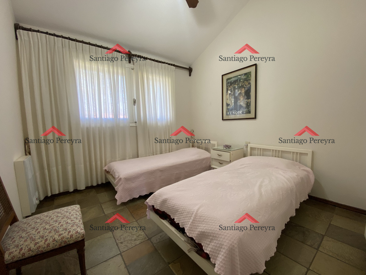 Casa ID.14804 - Punta del Este, importante residencia con piscina y cancha de paddle