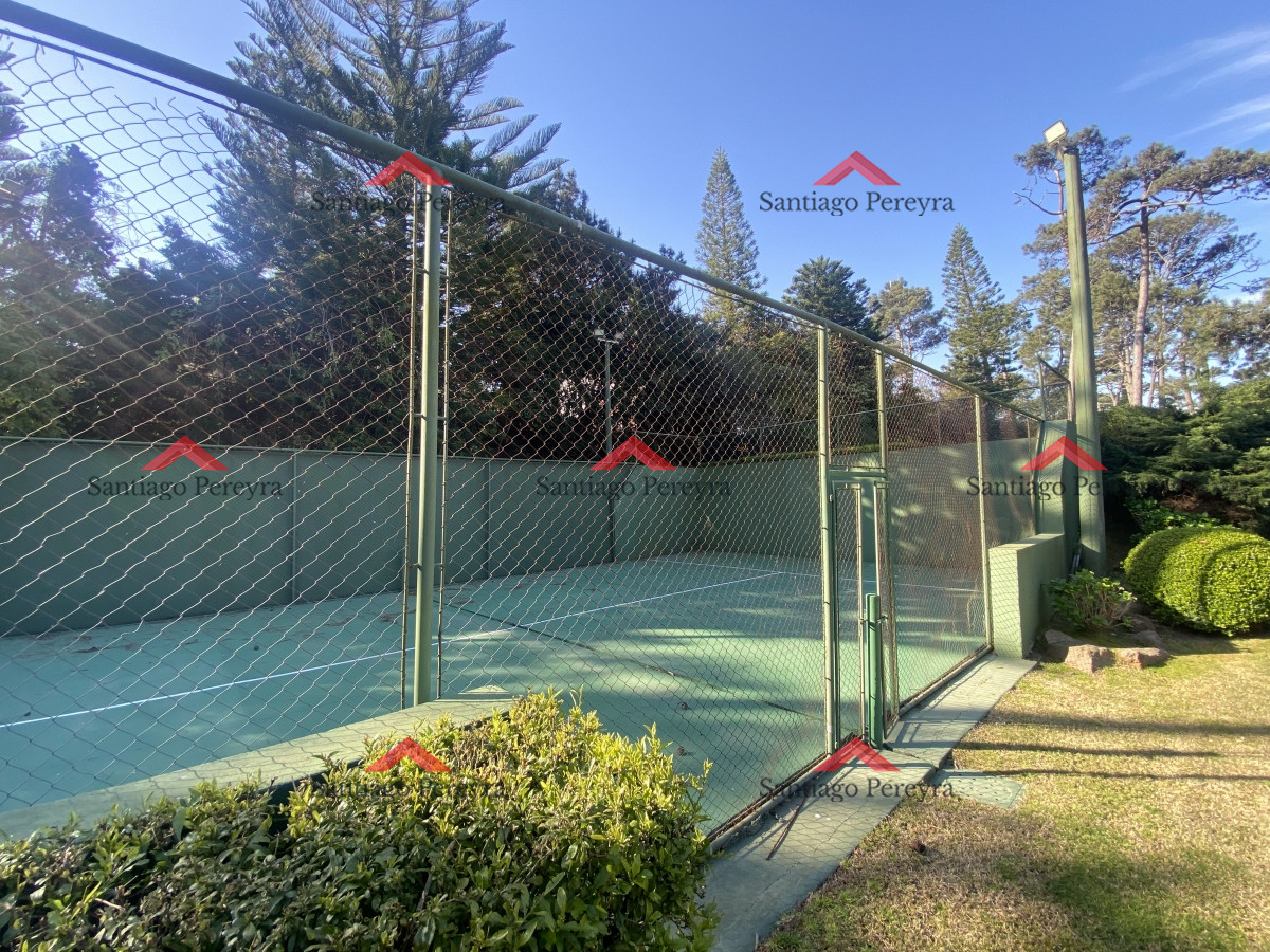 Casa ID.14804 - Punta del Este, importante residencia con piscina y cancha de paddle