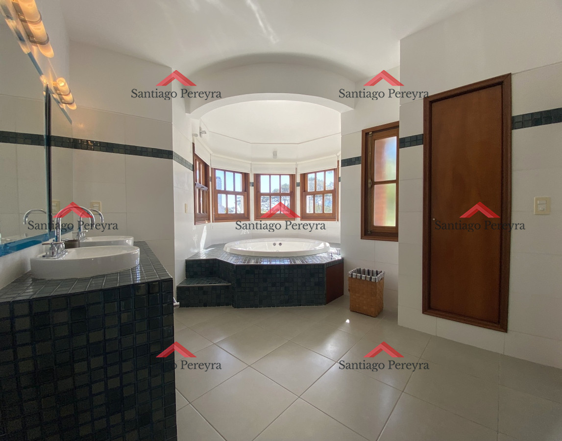 Casa ID.14857 - Punta del Este, gran residencia en mansa, 6 dormitorios y piscina climatizada.