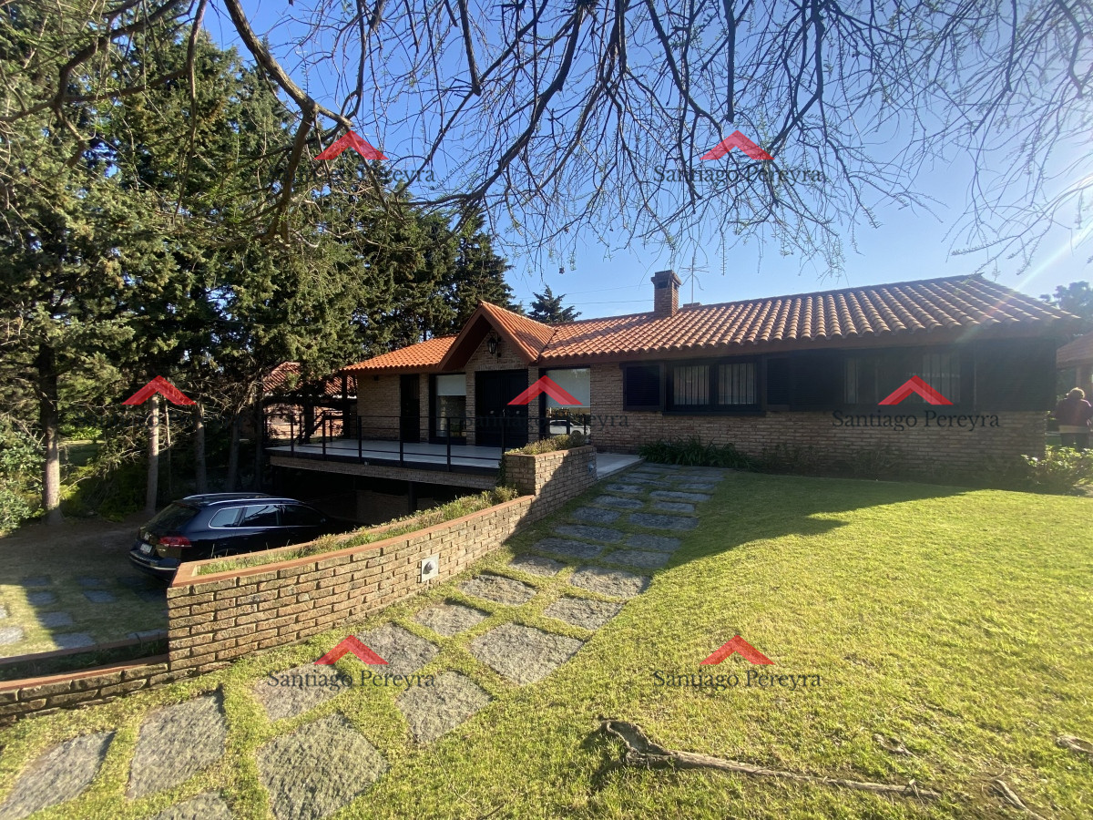 Casa ID.14804 - Punta del Este, importante residencia con piscina y cancha de paddle