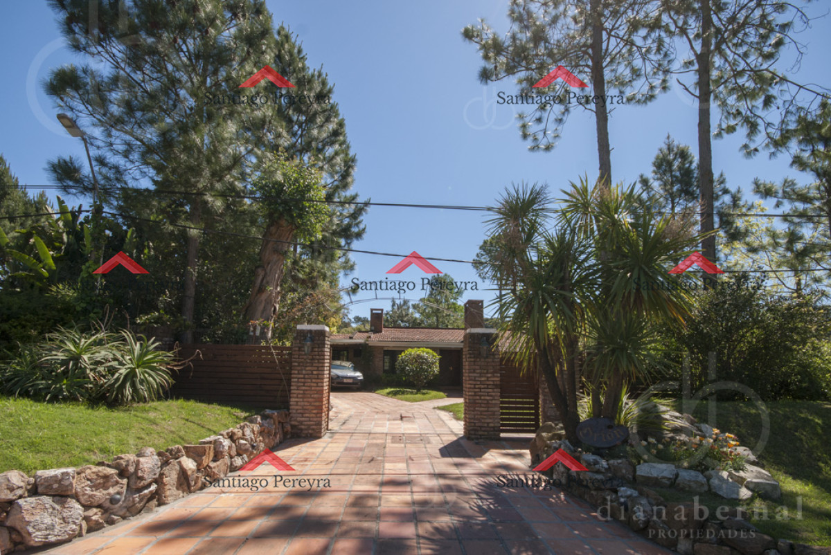 Casa ID.13471 - Casa alquiler Pinares, Punta del Este, 4 dormitorios, piscina, amplio parque cercado