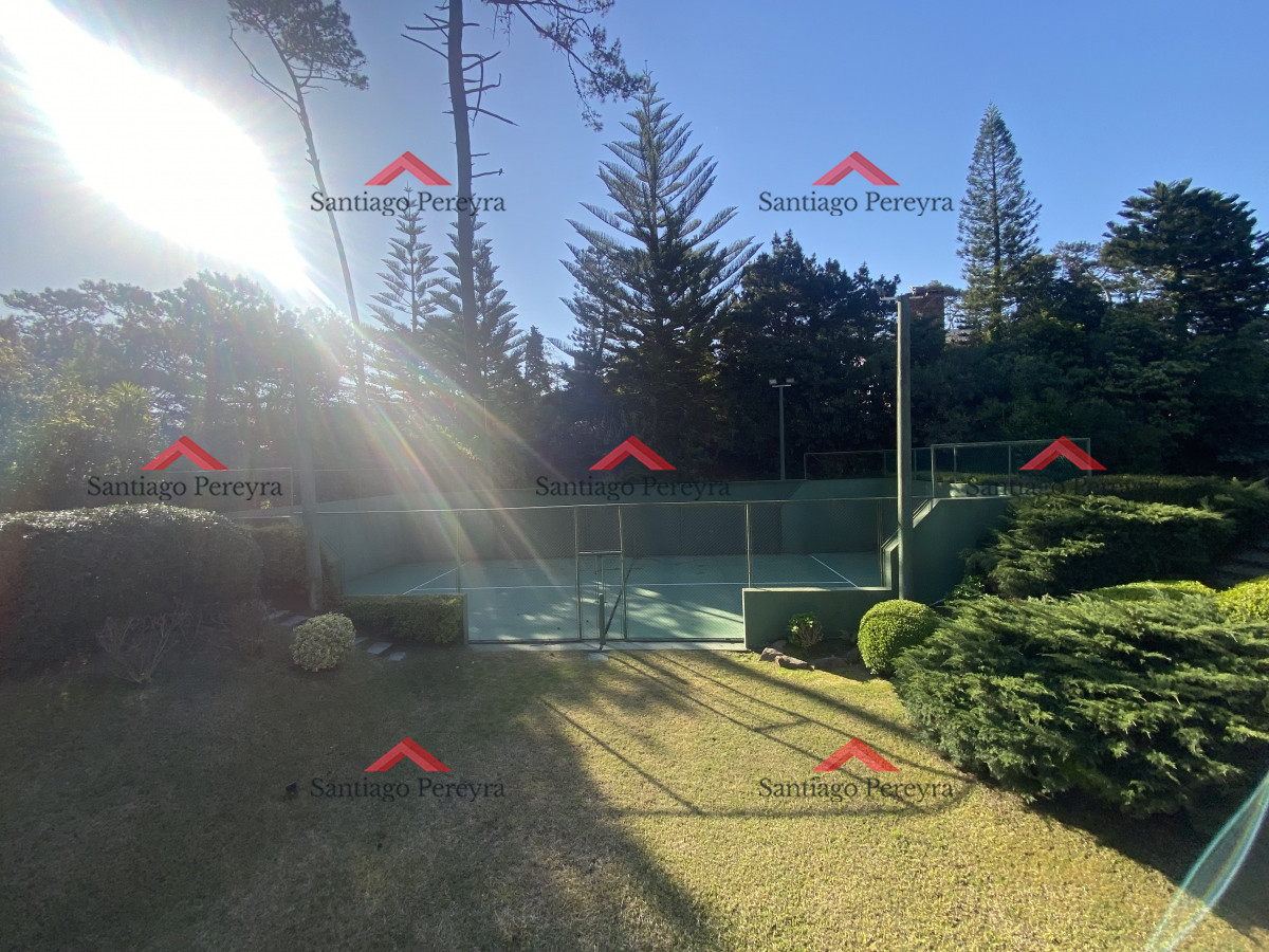 Casa ID.14804 - Punta del Este, importante residencia con piscina y cancha de paddle