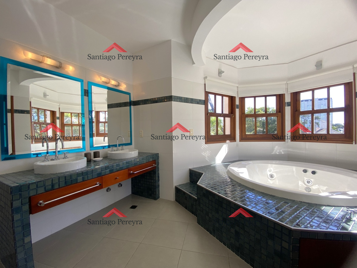 Casa ID.14857 - Punta del Este, gran residencia en mansa, 6 dormitorios y piscina climatizada.