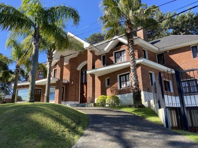 Punta del Este, gran residencia en mansa, 6 dormitorios y piscina climatizada.