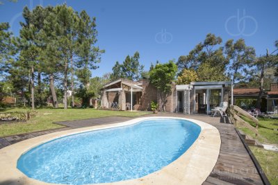 Casa alquiler Pinares, Punta del Este, 4 dormitorios, piscina, amplio parque cercado