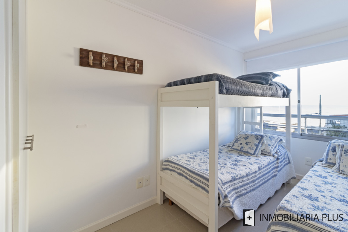 Apartamento ID.1054 - Venta de Apartamento con piscina, terraza, cochera, 2 dormitorios y 2 baños en La Península de Punta del este