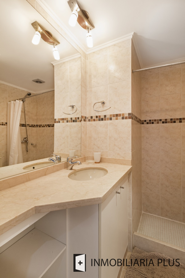 Apartamento ID.1054 - Venta de Apartamento con piscina, terraza, cochera, 2 dormitorios y 2 baños en La Península de Punta del este